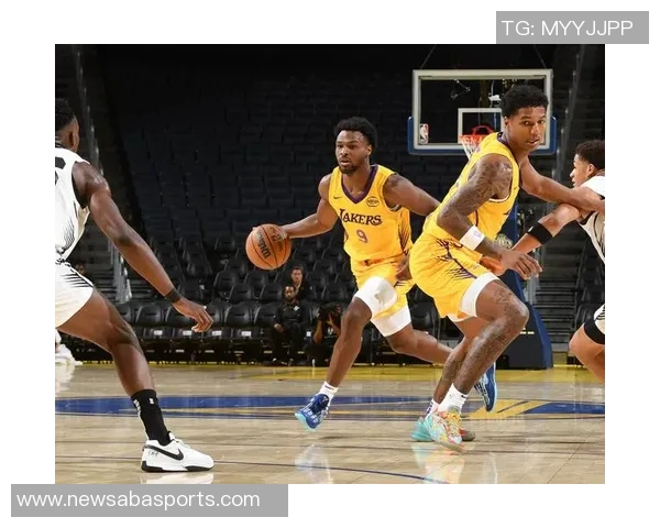 布朗尼单臂补扣震撼全场克内克特称赞他是兄弟太燃了