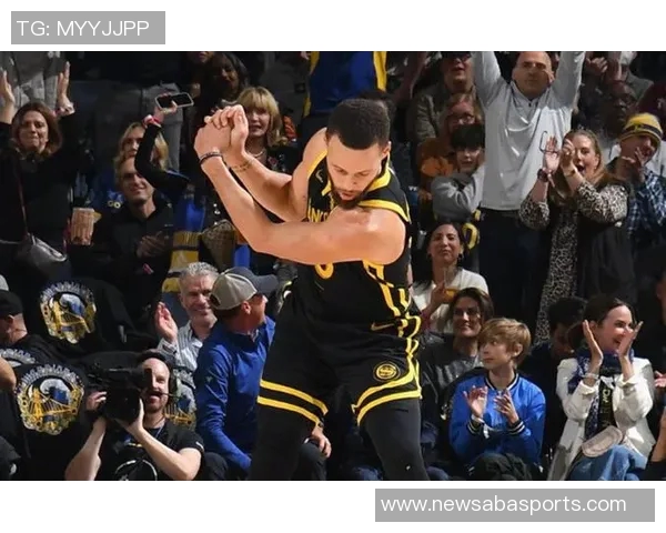 库里透露上半场扭伤脚踝情况不严重期待尽快恢复状态